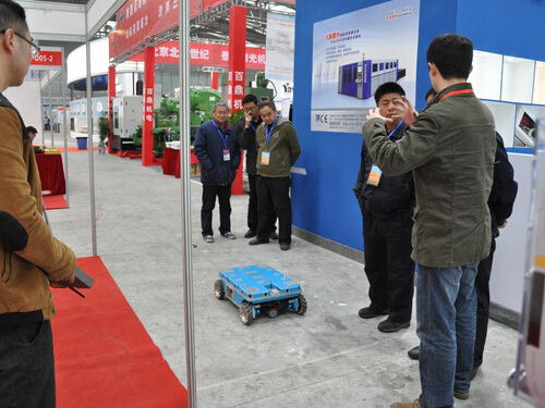 好博网页_好博(中国)参加2015中国西部国际装备制造业博览会-技术人员向观众讲解好博网页_好博(中国)-2.jpg